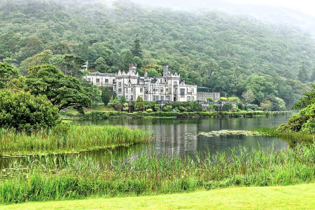 "Kylemore Abbey ist eine der bekanntesten Touristenattraktionen Irlands". 01.jpg